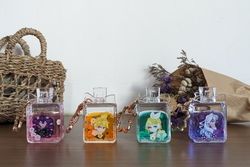 花朵入油香水瓶 壓克力吊飾