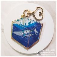 原創 鯨魚悠遊 藍色亮片壓克力吊飾